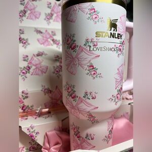 LoveShackFancy Holiday Quencher H2.0 Tumbler 40 oz Rosa Beaux Pink New in Box.💖